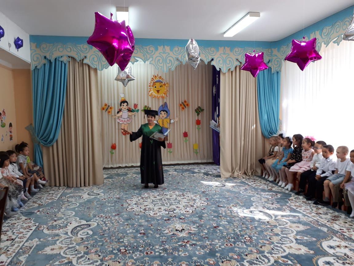 Білім күніне арналған мереке «Білім күніндегі Ириска». Мақсаты: балалардың оқуға, жаңа нәрселерді білуге ​​құштарлығын арттыру. көпшілік алдында сөйлеуге, таныс әндерді әуезді орындауға, өз бетінше би орындауға үйрету