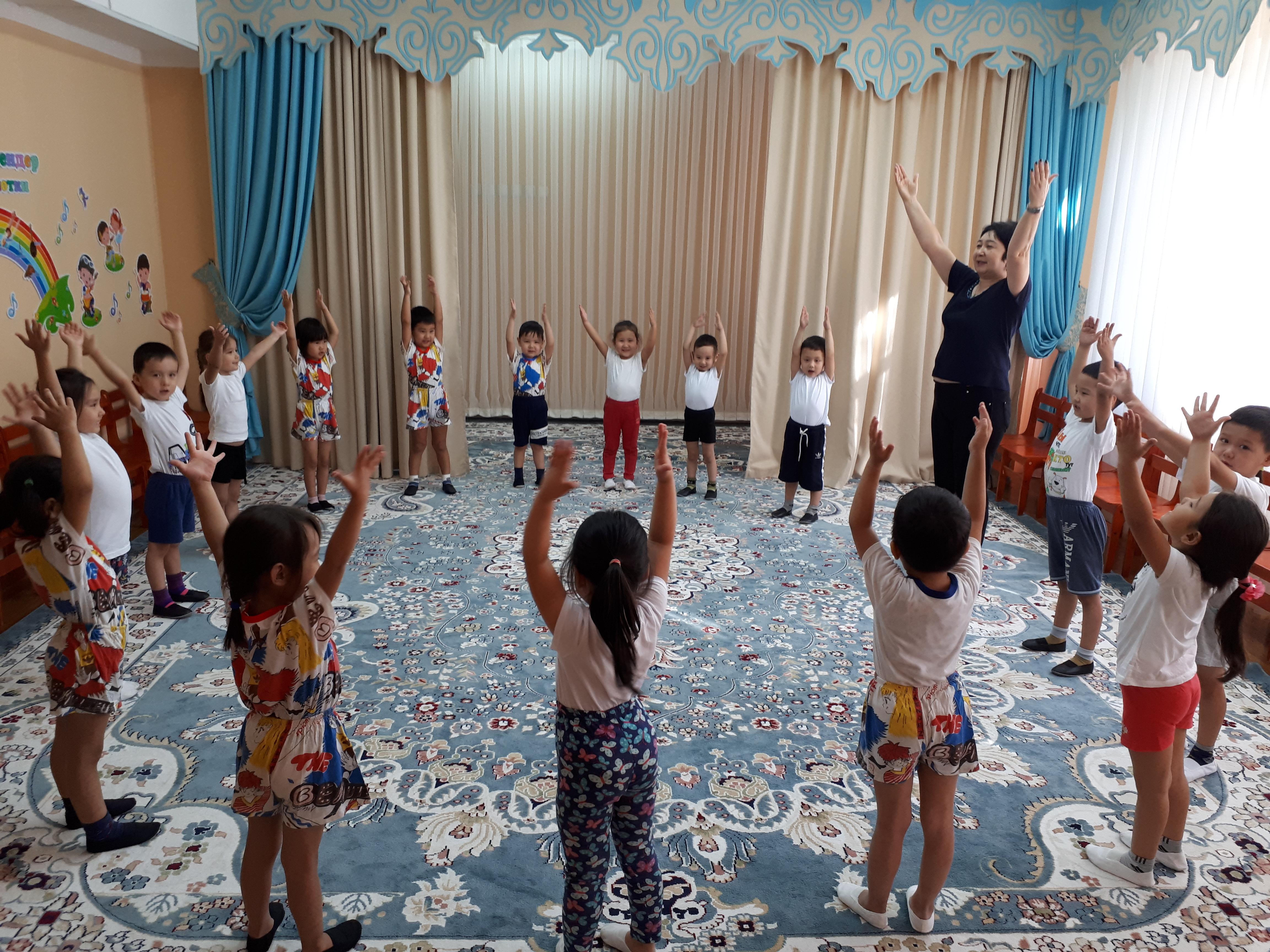 Спортивное  развлечение  "Золотая  осень" Цель: Упражнять детей в беге, развивать ловкость, быстроту, выносливость, доставить детям радость.  Старшая  группа "Ботақан". Воспитатель  Кокышева Г.Б.