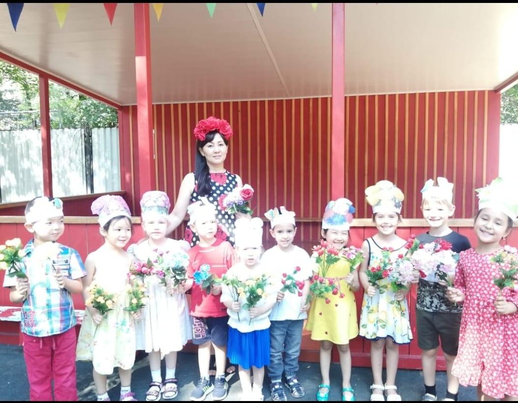 Мектепалды "Құлыншақ" тобында «Гүлдер мерекесі» жазғы ойын-сауық шарасы. Мақсаты: Туған табиғатқа, гүлдерге деген сүйіспеншілікке баулу, шығармашылық арқылы әсемдік сезімін таныту. Тәрбиеші Мусаханов А.Б.