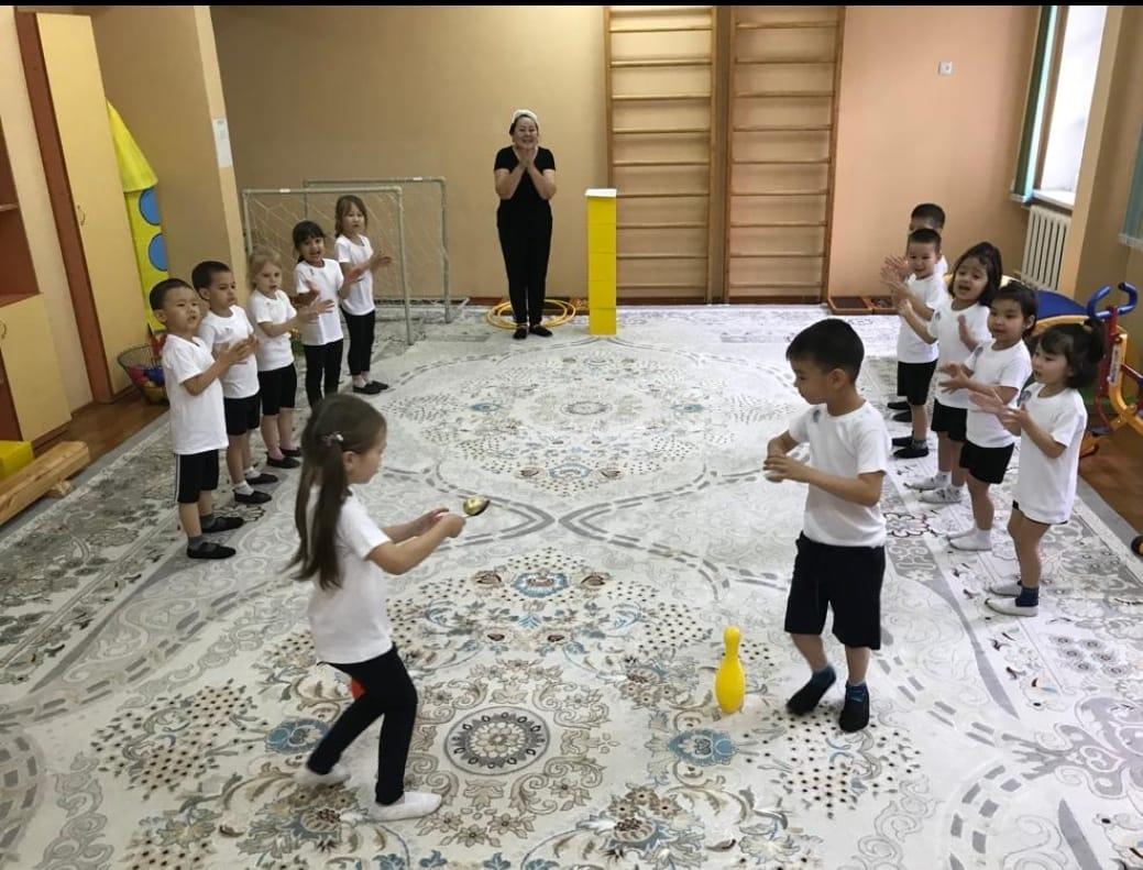 «Ботақан» ересек тобында «Біз спортты жақсы көреміз» атты спорттық шарасы өтті. Мақсаты: дене шынықтыруға деген сүйіспеншілікке баулу, ептілікке, жылдамдыққа, төзімділікке тәрбиелеу. Тәрбиеші: Кустубаева Н.С.